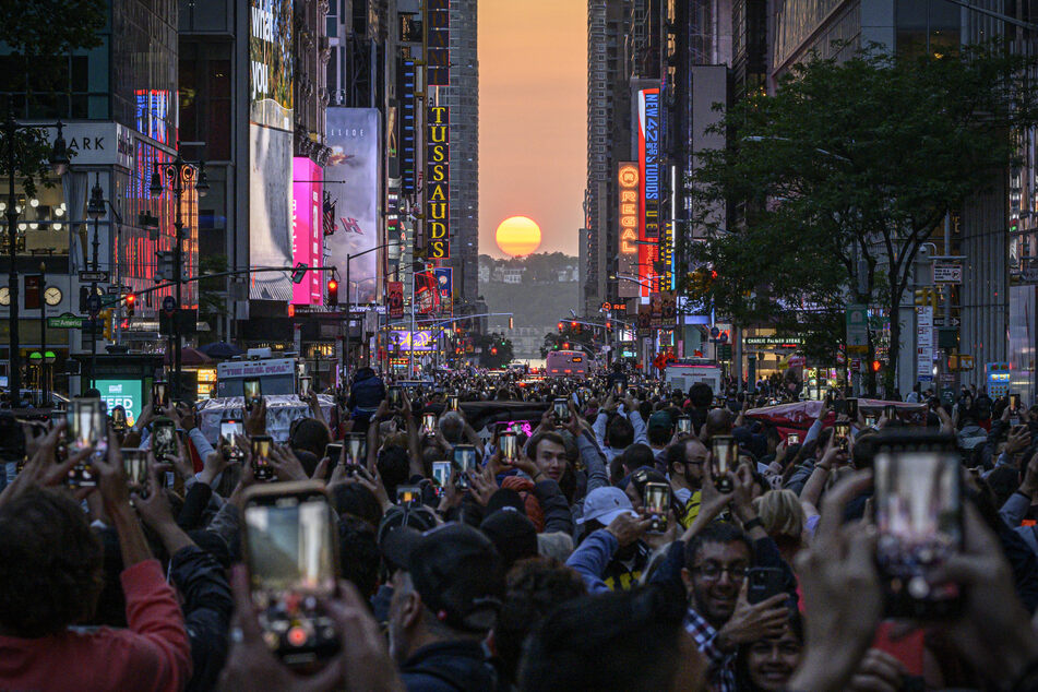 Manhattanhenge 2023: New Yorkers gather to celebrate and take spectacular pictures