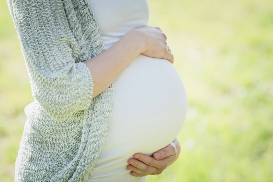 There is no clear link between pregnant women taking acetaminophen and autism in their children, despite repeated claims otherwise by Trump, a new survery says.