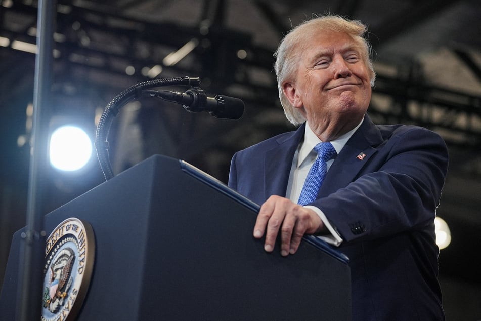 President Donald Trump has signed a memorandum allowing private companies to hack foreign cybercriminal groups.