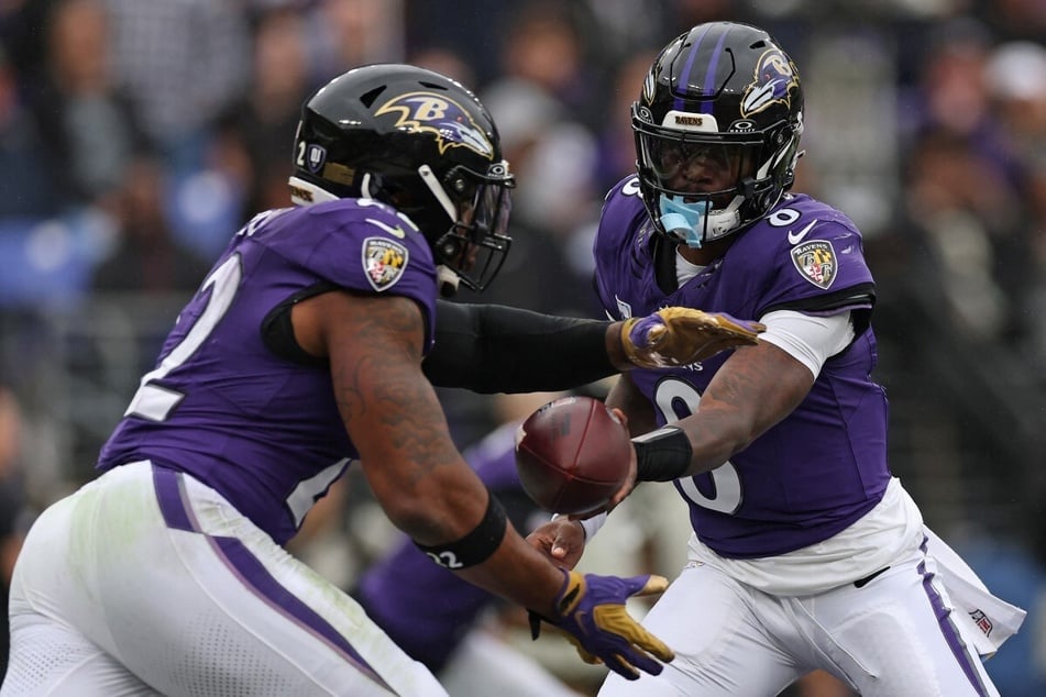 Ravens QB Lamar Jackson (r.) hands off the ball during the Baltimore Ravens 24-18 win over the Tennessee Titans on October 4, 2026.