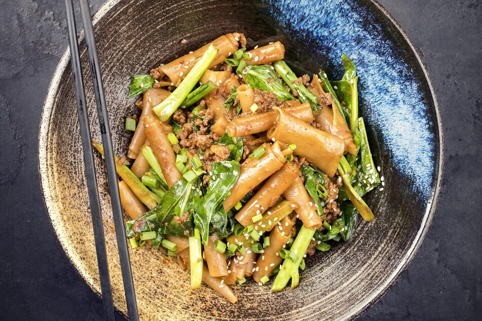 As with most Thai dishes, pad see ew is best eaten with chopsticks.