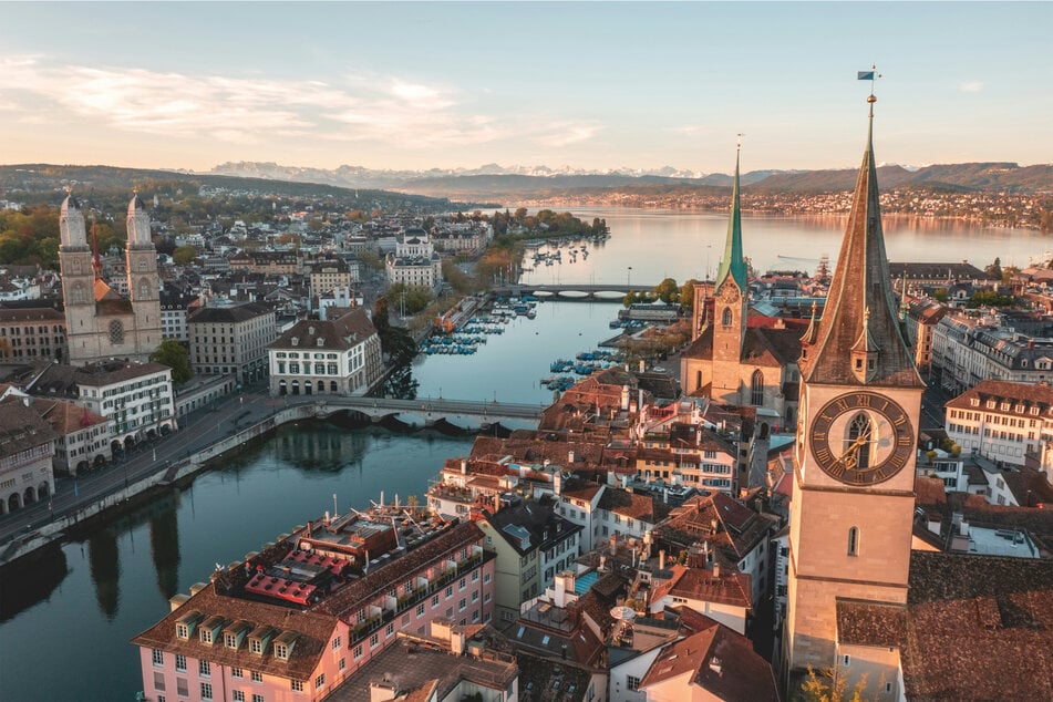 Zurich commuters were too focused on their commutes to notice those around them.