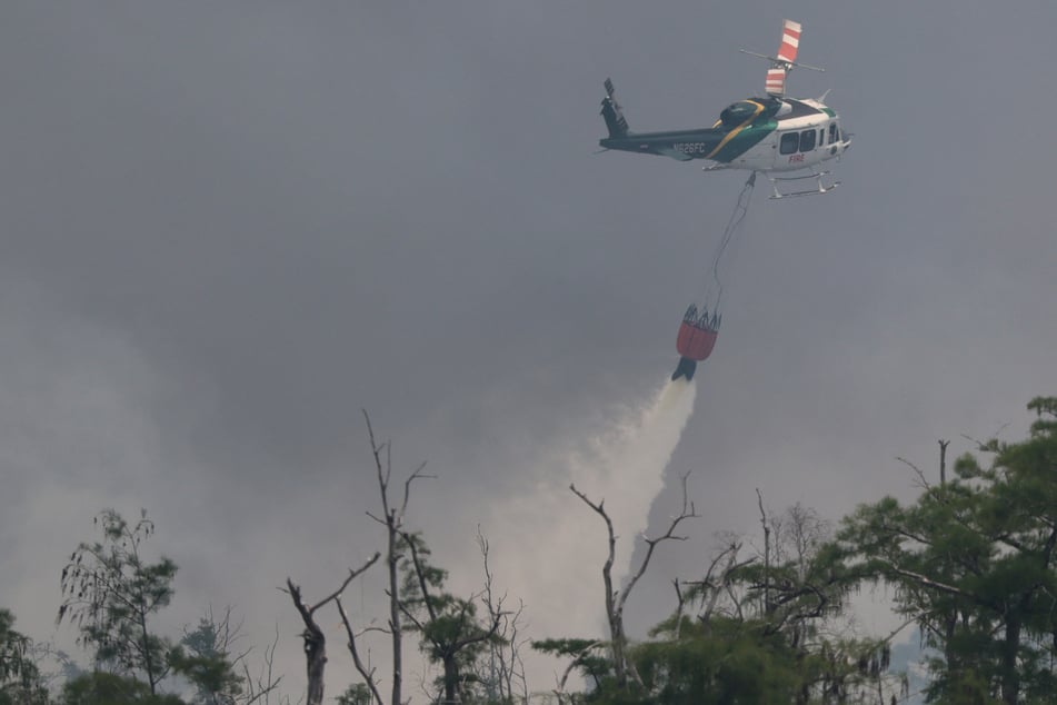 Helicopter pilot dies while fighting massive wildfires in Colorado