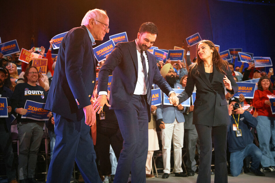 Congresswoman Alexandria Ocasio-Cortez (r.) will be joining Zohran Mamdani (c.) on stage for his inauguration in New York City on New Year's Day.