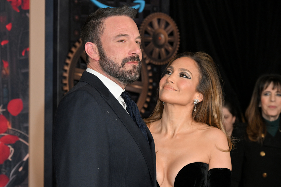 Ben Affleck (l.) is apparently upset that Jennifer Lopez is hard to satisfy amid their marital woes.