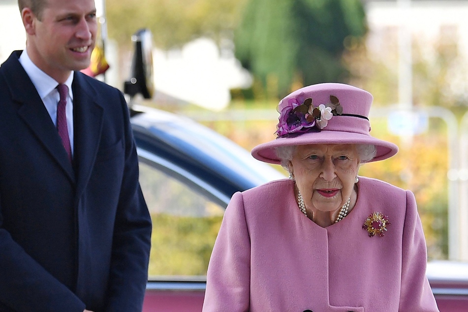 Queen and Prince William criticized for not wearing masks in public