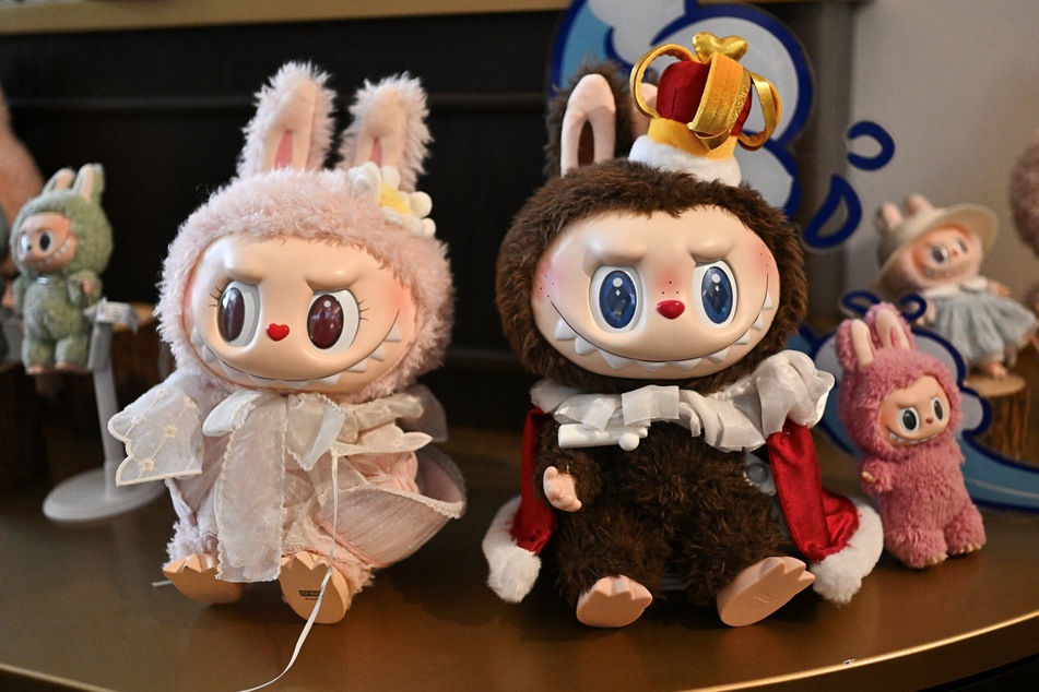 This picture taken on June 18, 2025 shows figures of the characters Mokoko (l.) and Labubu (r.) in an exhibition room at Pop Mart’s theme park Pop Land in Beijing.