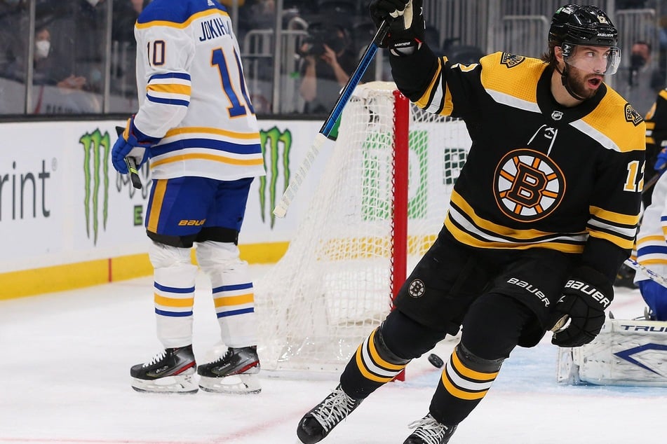 NHL: Bruins easily beat up the Sabres for their third-straight win thanks to Smith's hat trick