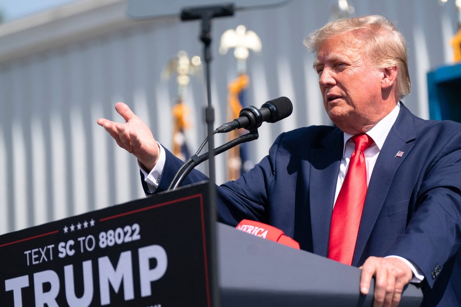 Did Donald Trump buy a golden Glock with his face on it in South Carolina?