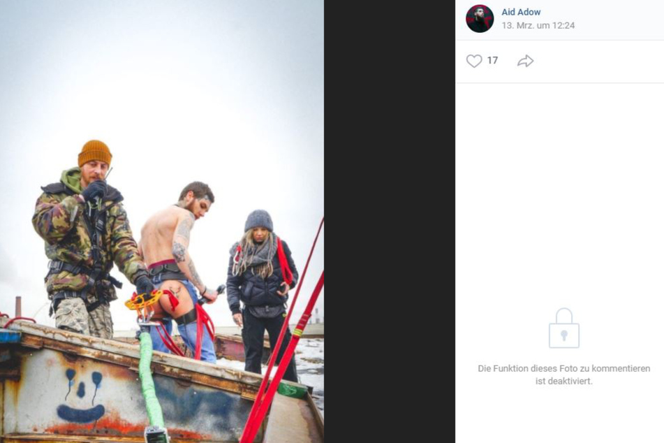 Aid Adow (c.) and some of his helpers prepare for the crazy stunt.