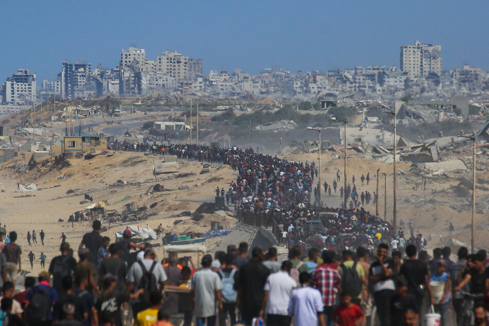 Israel begins Gaza pullback as thousands of displaced Palestinians head home