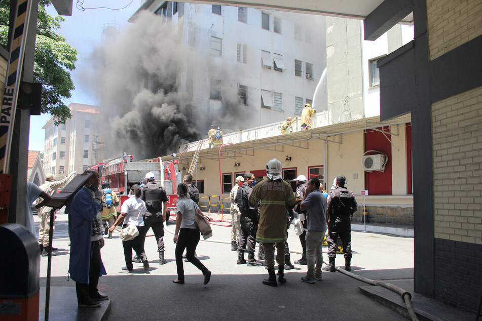 Coronavirus patients die during an evacuation of a burning hospital