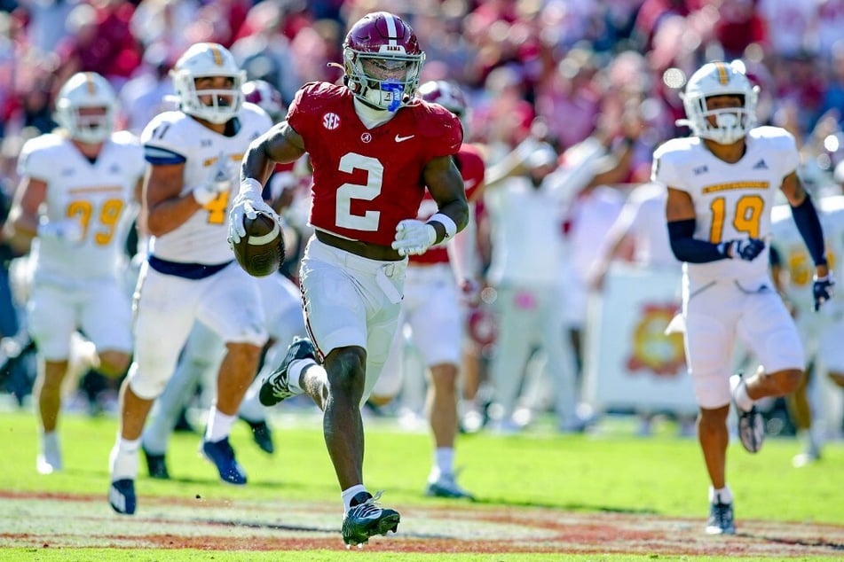 Alabama freshman Caleb Downs has yet to decide whether to stick with Alabama and the new coaching staff or venture into a new program.