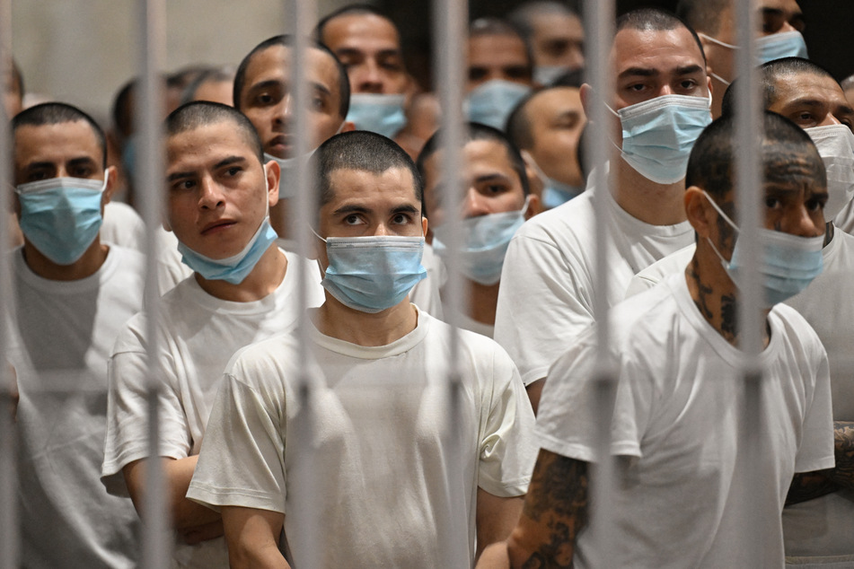 El Salvador has said that the US has legal jurisdiction over deported migrants being held in the Central American country, court documents show.