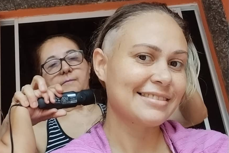 Mom surprises daughter battling cancer with amazing gesture of solidarity
