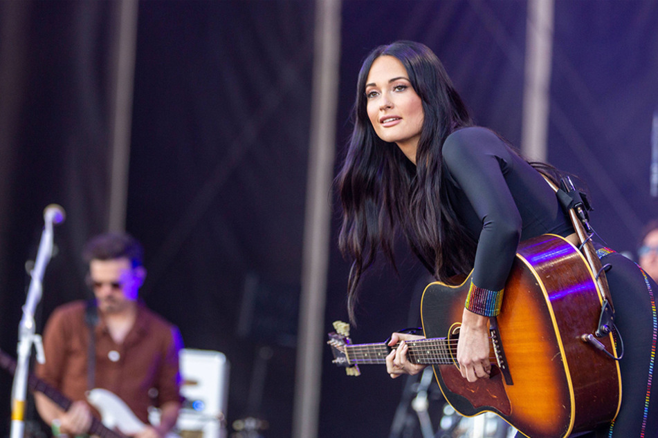 Kacey Musgraves strips down for Forrest Gump inspired SNL performance