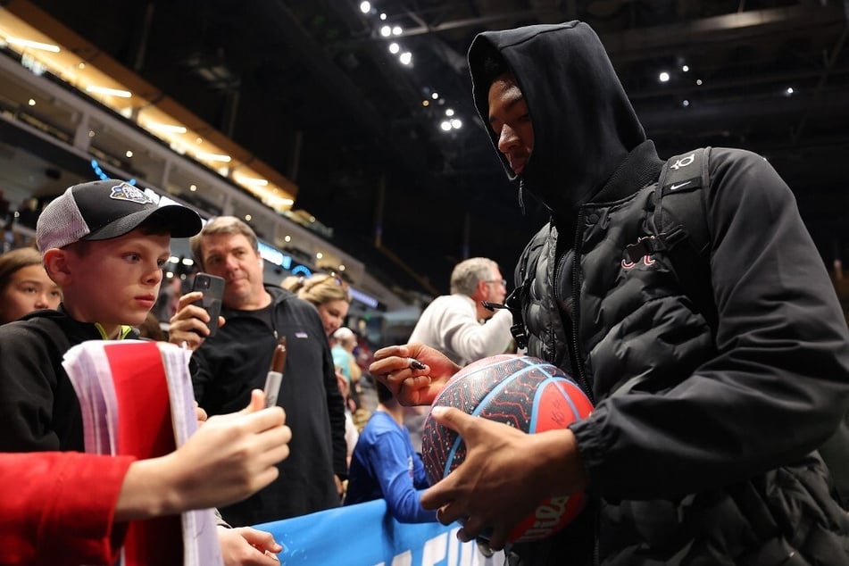 Brandon Miller (r.) must receive security protection due to alleged threats to his safety, head coach Nate Oats confirmed.