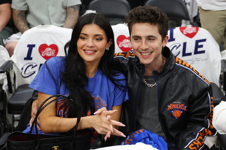 Kylie Jenner (l) and Timothée Chalamet (r) celebrated the New York Knicks historic win at Game 4 of the NBA Finals.