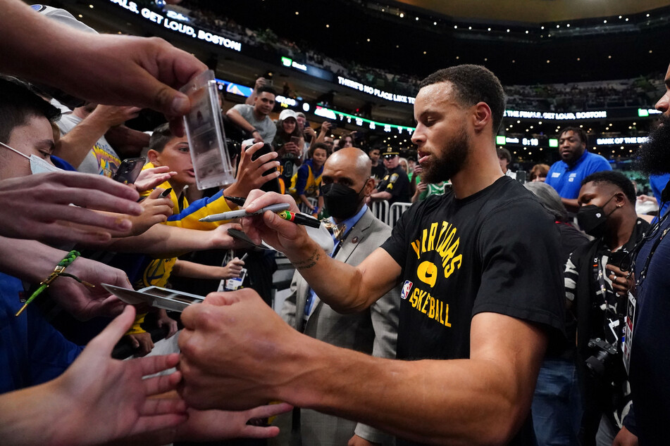 Steph Curry hailed after legendary Game 4 performance