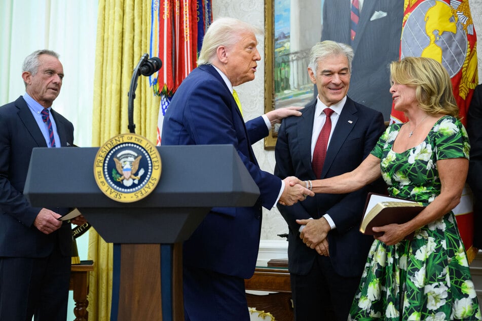 The granddaughter of Dr. Oz (second from r.) passed out during his swearing-in ceremony as administrator of the Centers for Medicare and Medicaid Services.
