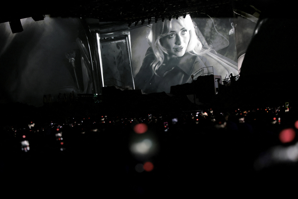 Sabrina Carpenter starred on day one of the Coachella music festival with a set inspired by Hollywood.