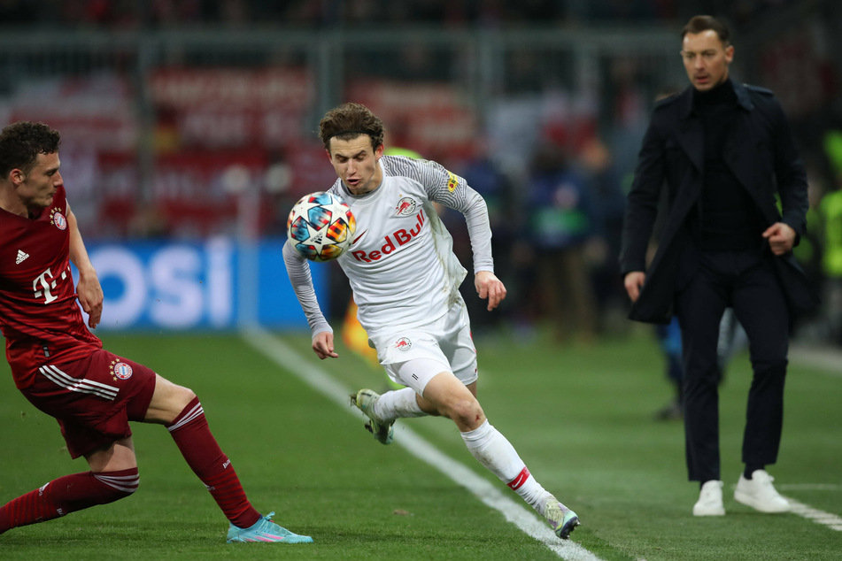 Brenden Aaronson speeding past Benjamin Pavard as Red Bull Salzburg coach Matthias Jaissle watches on.
