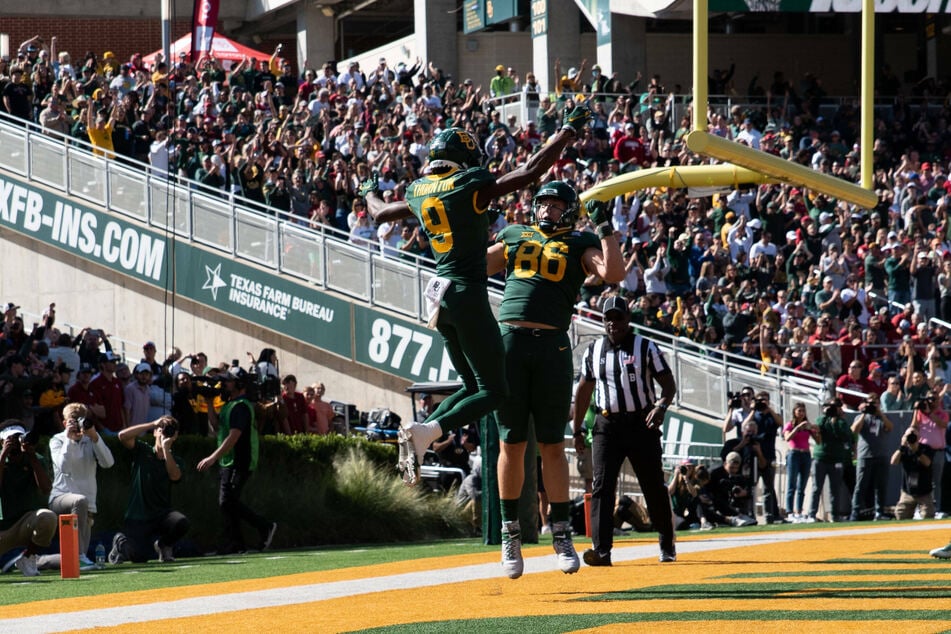 Bears wide receiver Tyquan Thornton (l) and tight end Ben Sims (r) celebrated a touchdown.