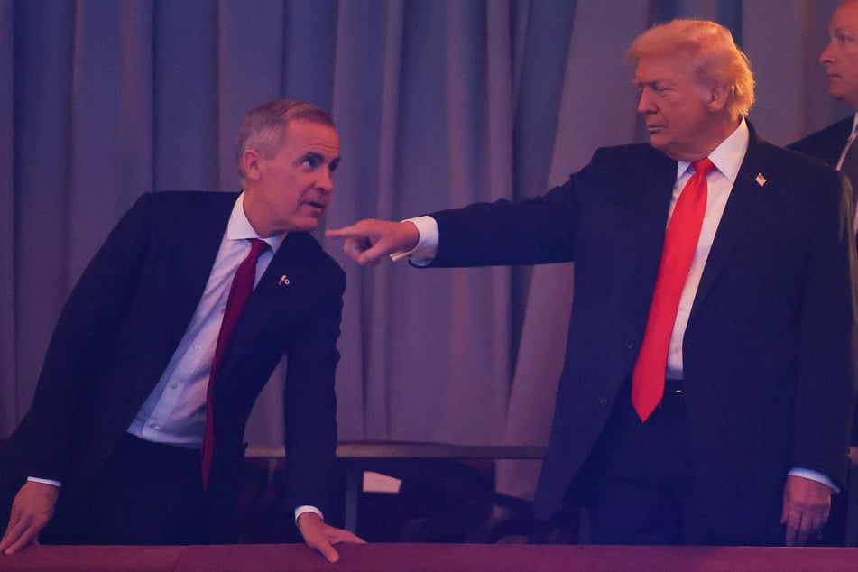 US President Donald Trump (r.) withdrew his "Board of Peace" invitation to Canadian Prime Minister in a post on Thursday.