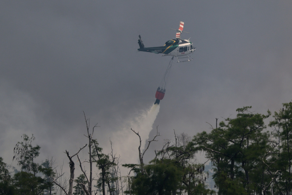 A helicopter pilot has died fighting flames in Colorado.
