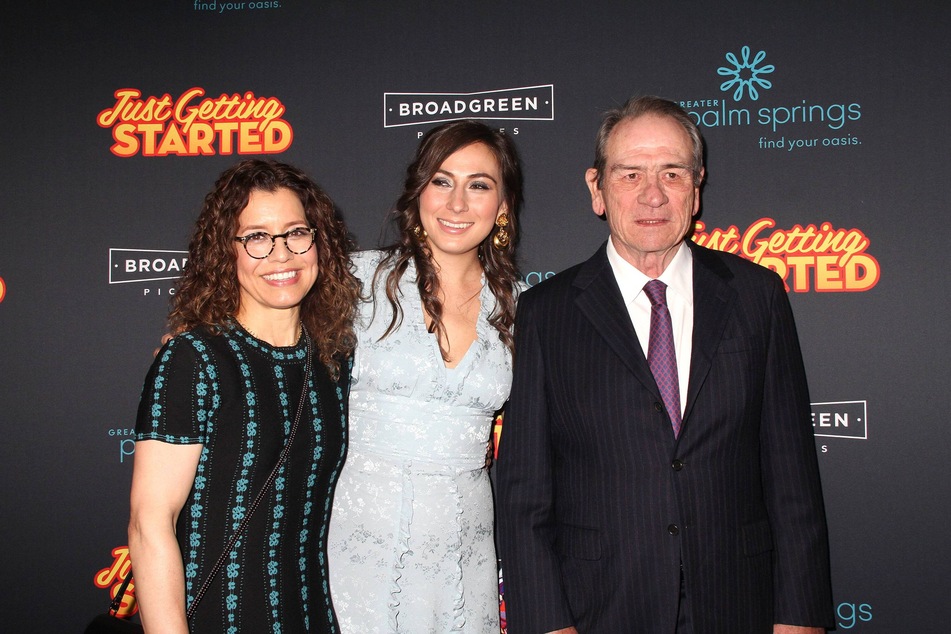 Tommy Lee Jones (r.) is mourning the loss of his daughter Victoria (c.), following her death on New Year's Day.