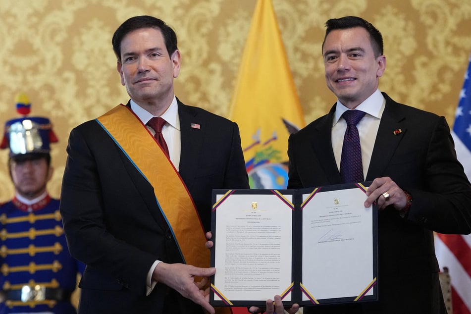 President Daniel Noboa (r) presented US Secretary of State Marco Rubio with a document related to Ecuador’s highest-ranking National Order of Merit.