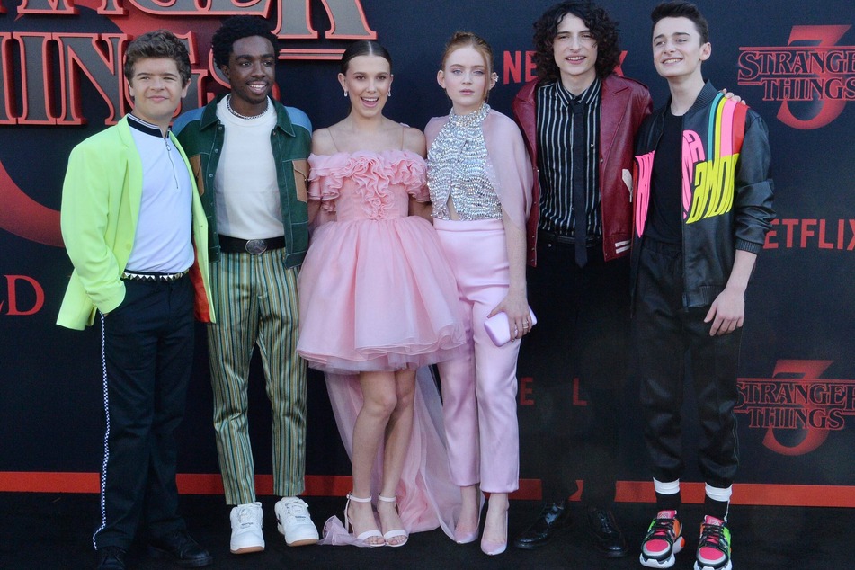 Stranger Things cast: (l-r) Gaten Matarazzo, Caleb McLaughlin, Mille Bobby Brown, Sadie Sink, Finn Wolfhard, & Noah Schnapp.
