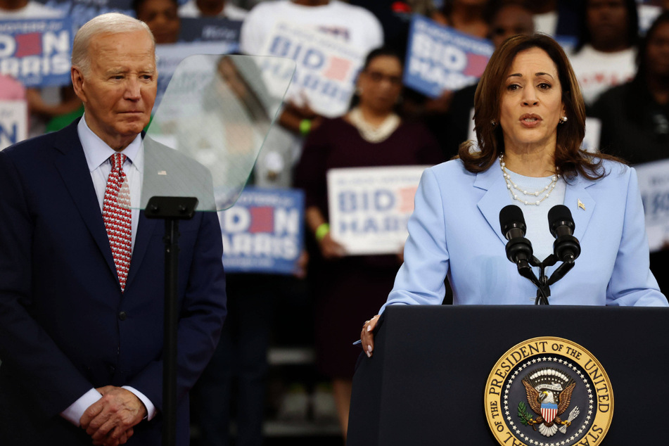 Despite her role as vice president, Kamala Harris (r.) wouldn't necessarily replace Biden if her exits the race.