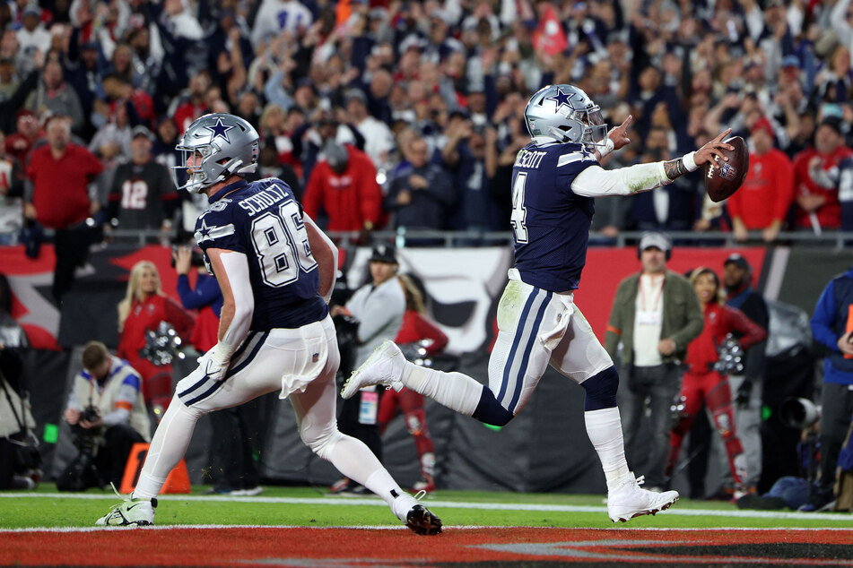 Dallas Cowboys quarterback Dak Prescott (r.) threw four touchdown passes and scored one himself in a crushing win over the Tampa Bay Buccaneers.