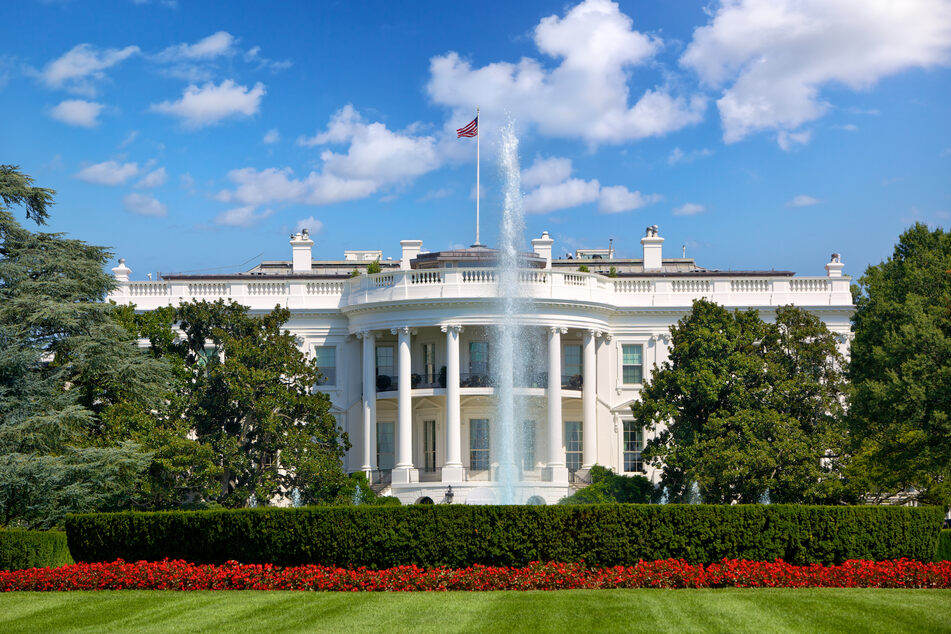 The two most recent presidential portraits are generally displayed in the White House's Grand Foyer.