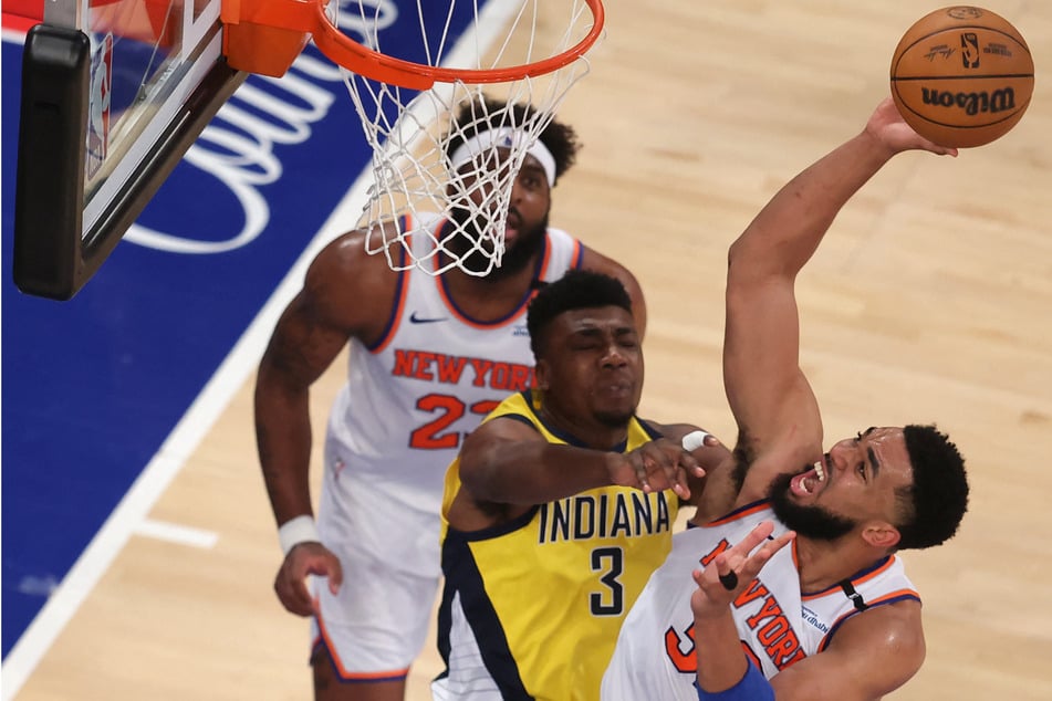 Karl-Anthony Towns (r.) helped lead the New York Knicks to an epic game five win on Thursday, keeping their playoff hopes alive.