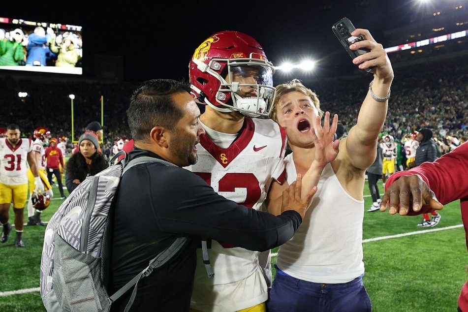 Caleb Williams claps back against viral Notre Dame troll!
