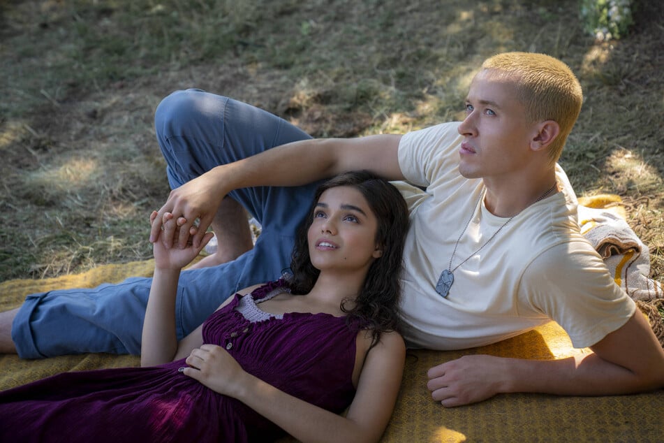 Tom Blyth and Rachel Zegler (l) portray Corionalus Snow and Lucy Gray Baird in the new prequel movie, The Hunger Games: The Ballad of Songbirds & Snakes.