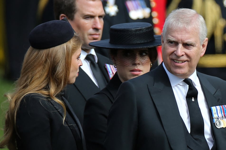 Ex-Prince Andrew's (r.) massive Epstein scandal is having serious repercussions for his two daughters.